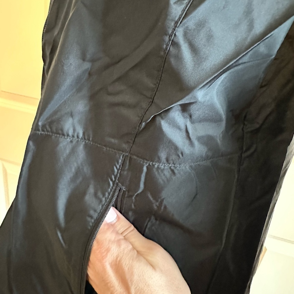 Columbia Women’s Hooded Windbreaker Jacket - Picture 4 of 11
